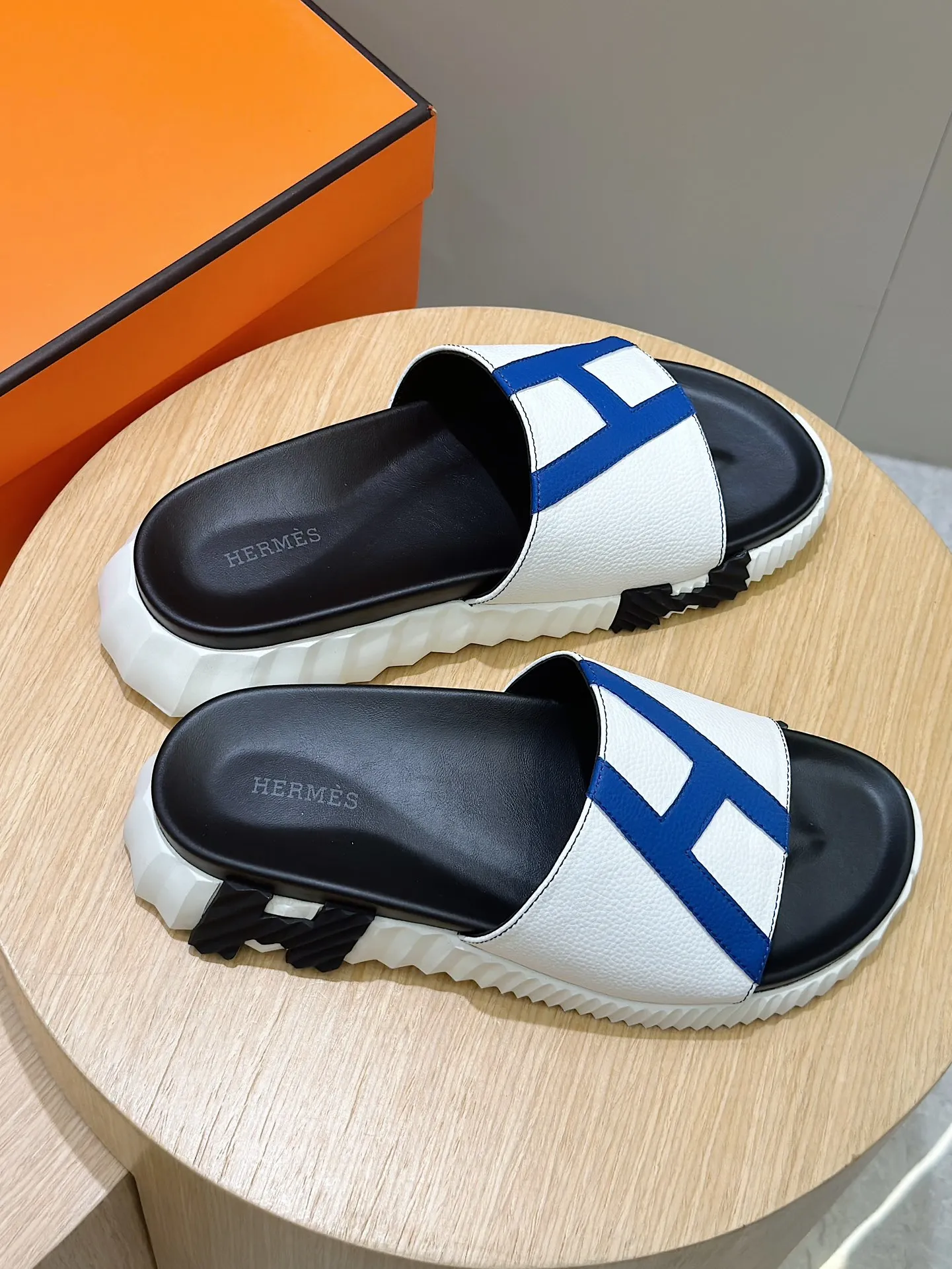 [HERMÈS] Top men's shoes 💰: 340💰 Size: 39-44 (38.45 46 custom-made) Herme*H Home Hermès Men's Sandals and Slippers - Original Replica Purchase the original version and make it one to one, the outsole is privately modeled, and the outsole color corresponding to each color is the same as the original version. Come to those who know the stuff 💪 The ultra-light soles are designed in contrasting colors, and they feel so comfortable on your feet! Calfskin, cowhide feet, private mold outsole.